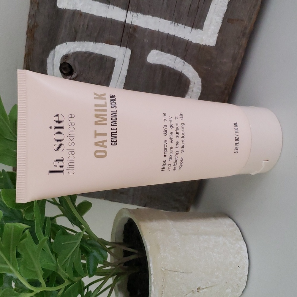 La Soie Clinical Skincare Oat Milk Gentle Facial Scrub. NIB
